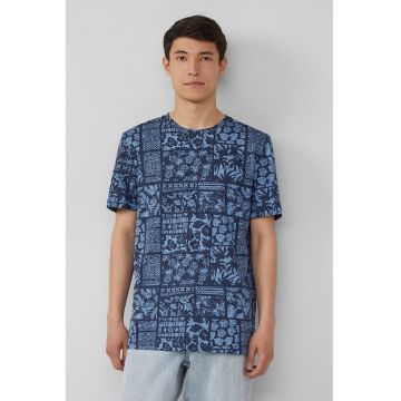 Tricou cu decolteu la baza gatului si model
