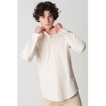 Camasa regular fit cu guler ascutit