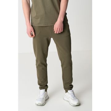 Pantaloni de trening cu buzunare laterale si snur de ajustare