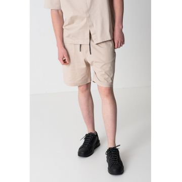 Pantaloni scurti cu talie medie si snur in talie