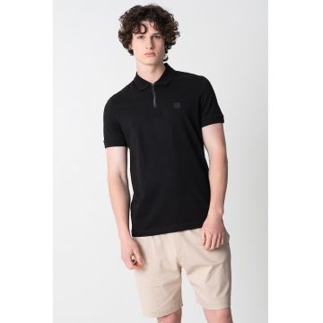 Tricou polo cu fenta cu fermoar