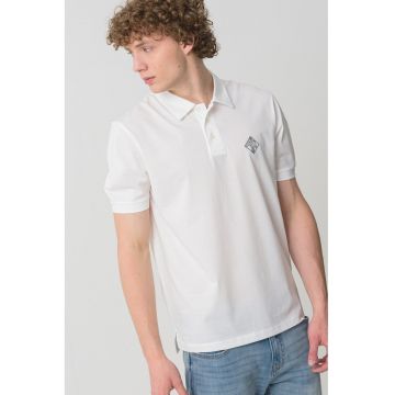 Tricou polo cu logo discret pe piept
