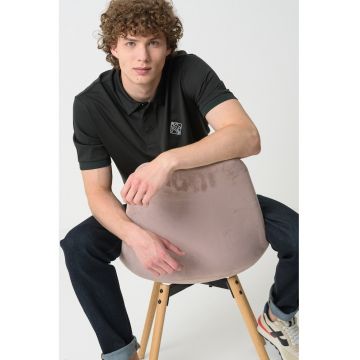 Tricou polo cu logo discret pe piept