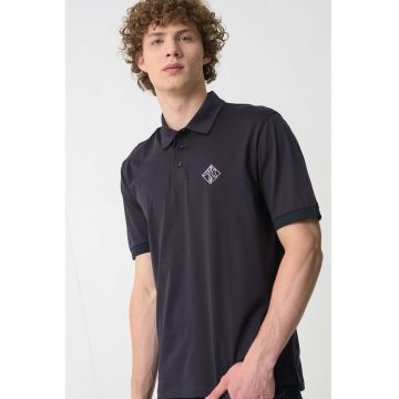 Tricou polo cu logo discret pe piept