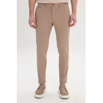 Pantaloni chino din amestec de bumbac cu buzunare