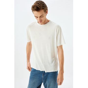 Tricou lejer cu decolteu la baza gatului