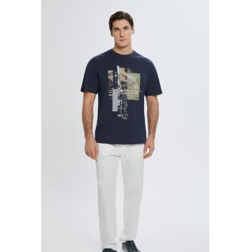 Tricou cu decolteu la baza gatului si imprimeu grafic