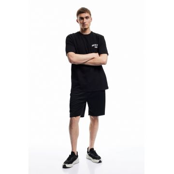 Tricou cu imprimeu pe spate si decolteu la baza gatului