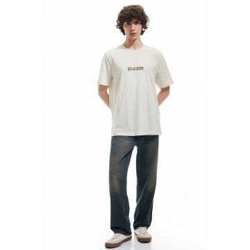 Tricou lejer cu decolteu la baza gatului