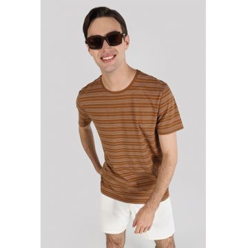 Tricou cu dungi si decolteu la baza gatului