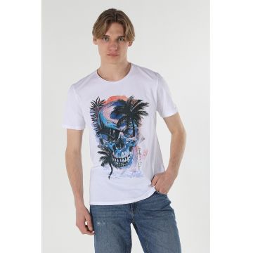 Tricou cu imprimeu si decolteu la baza gatului