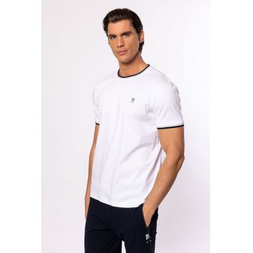 Tricou cu decolteu la baza gatului si logo discret Milson