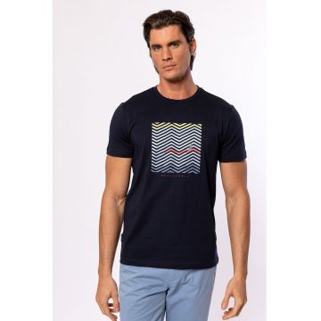 Tricou din bumbac cu decolteu la baza gatului si imprimeu