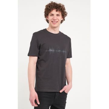 Tricou cu decolteu la baza gatului si imprimeu logo