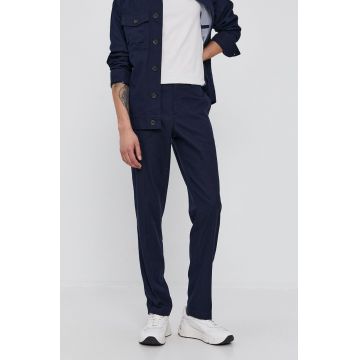 Sisley Pantaloni bărbați, culoarea albastru marin, mulat
