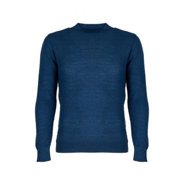 Pulover tricotat cu textura striata si decolteu la baza gatului -