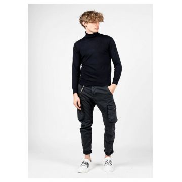 Pulover slim fit cu guler inalt -