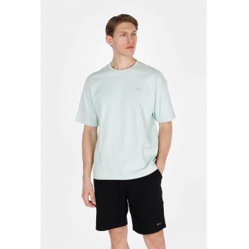 Tricou cu decolteu la baza gatului si imprimeu text
