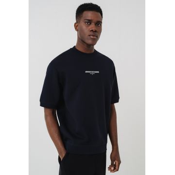 Tricou cu imprimeu logo si decolteu la baza gatului