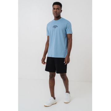 Tricou cu logo si decolteu la baza gatului