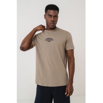 Tricou cu logo si decolteu la baza gatului