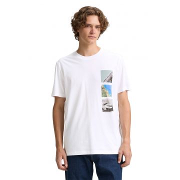 Tricou lejer cu decolteu la baza gatului