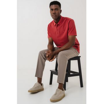Tricou polo cu logo discret