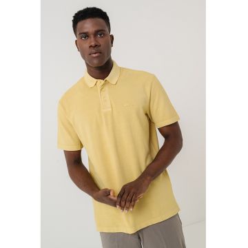Tricou polo cu logo discret