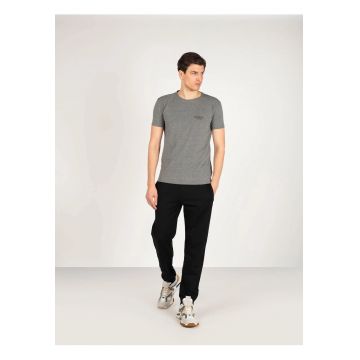 Tricou slim fit cu decolteu la baza gatului -