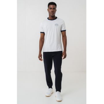 Tricou cu decolteu la baza gatului