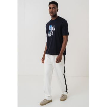 Tricou cu imprimeu foto si decolteu la baza gatului