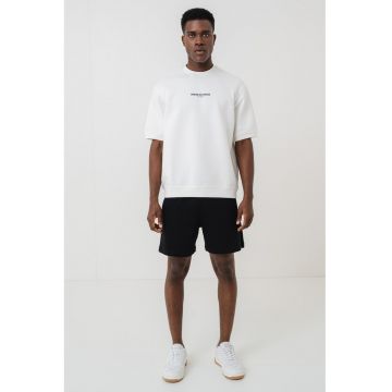 Tricou cu imprimeu logo si decolteu la baza gatului