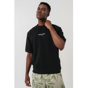 Tricou cu imprimeu logo si decolteu la baza gatului
