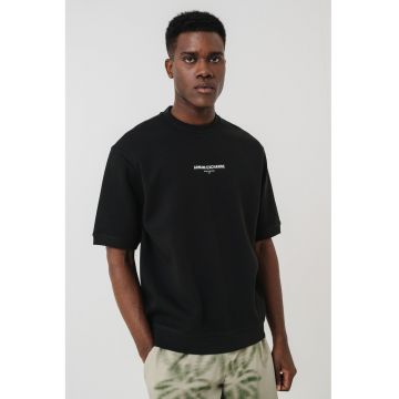 Tricou cu imprimeu logo si decolteu la baza gatului