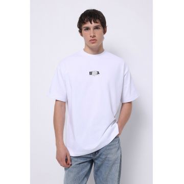 Tricou cu text discret