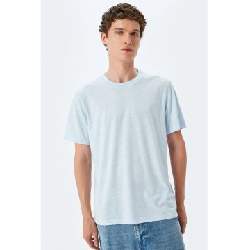 Tricou uni cu decolteu la baza gatului