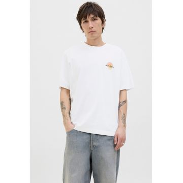 Tricou cu logo discret pe piept si decolteu la baza gatului