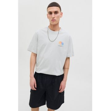 Tricou cu logo discret pe piept si decolteu la baza gatului
