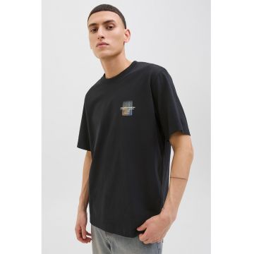 Tricou cu logo discret pe piept si decolteu la baza gatului