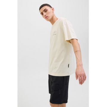 Tricou cu logo discret pe piept si decolteu la baza gatului