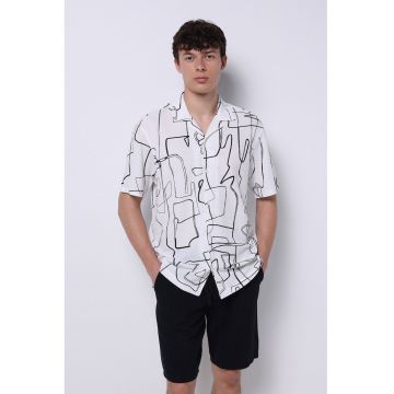 Camasa cu model abstract si maneci scurte Camasa cu model abstract si maneci scurte