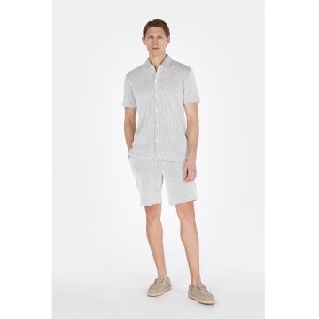 Pantaloni scurti cu dungi si snur