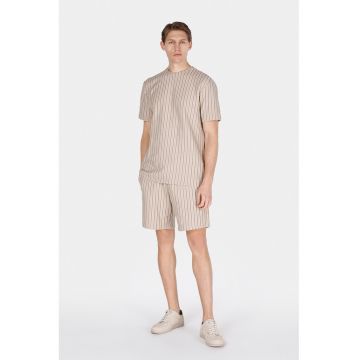 Pantaloni scurti cu snur si model in dungi
