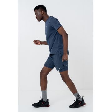 Pantaloni scurti cu tehnologie Dri-Fit si aspect 2in1 - pentru alergare Stride