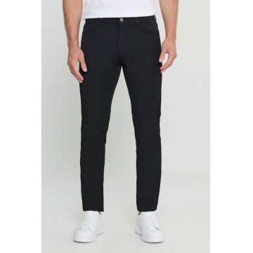 Pantaloni slim-fit cu model uni