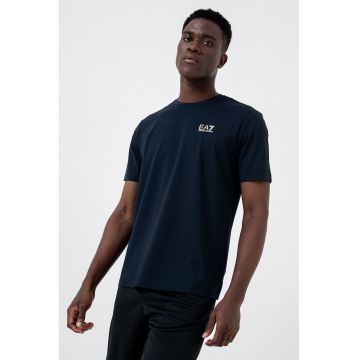 Tricou cu decolteu la baza gatului si detaliu logo