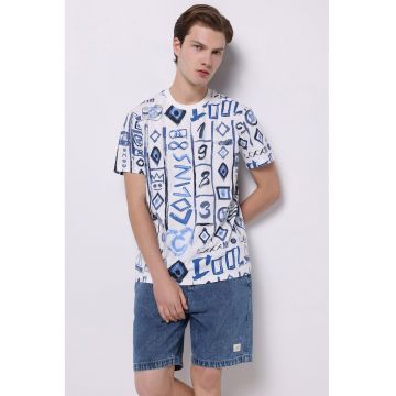Tricou cu decolteu la baza gatului si imprimeu