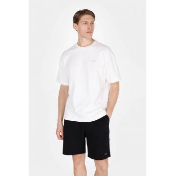 Tricou cu decolteu la baza gatului si imprimeu text