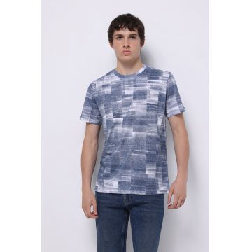 Tricou cu decolteu la baza gatului si model asbtract