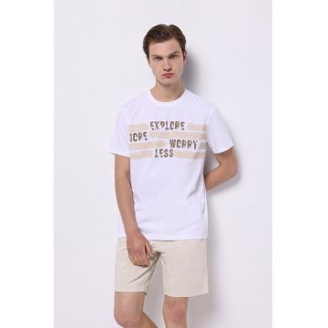 Tricou cu imprimeu text si decolteu la baza gatului